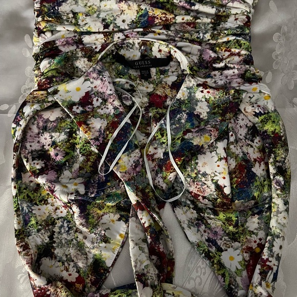 Guess (xsm) Beautifully cut, lined bust. Lifts slightly as well. - Picture 5 of 6